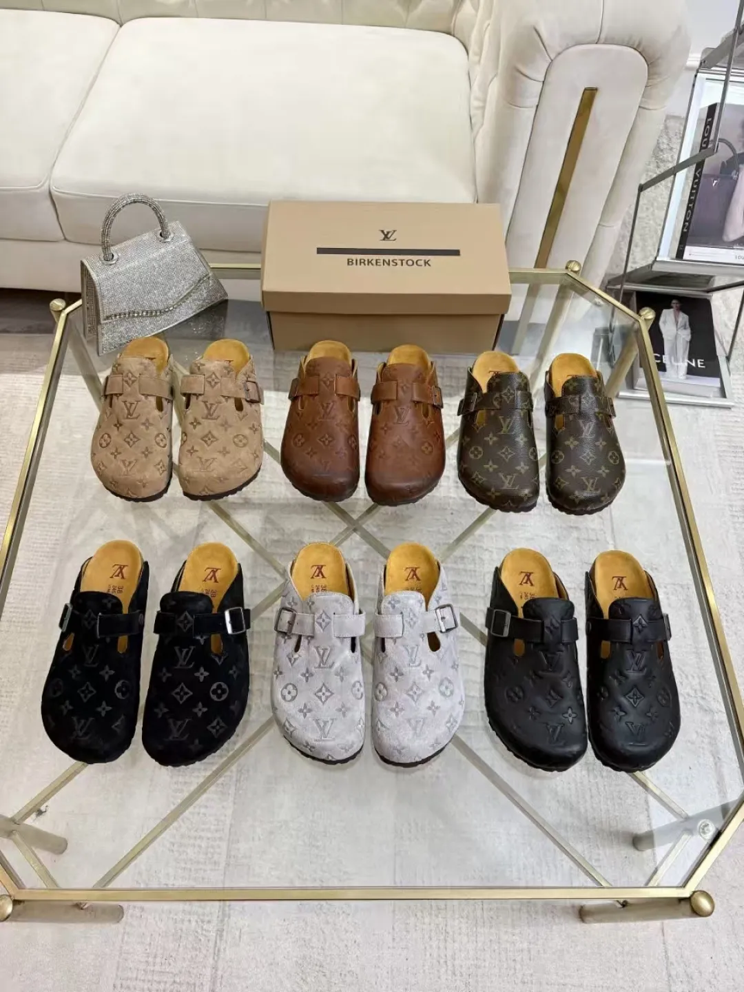 Women's p560 Men's p580 ✨ LV couple's toe-cap slippers | Full of high-end feel, you can walk with wind! ✨ This pair of LV classic toe-cap slippers is simply a "walking grass-planting machine"! Original three-dimensional embossed cowhide + cowhide fabric, the texture is high-end at first glance, and you will become a rich daughter/son in seconds ~💅 🌟 Why must you join TA? ✔️ Original embossed cowhide - clear texture but not cheap, classic presbyopia yyds ✔️ Belt buckle + metal logo - ecstatic control of details, exquisite to the heel! ✔️ Sheepskin lining + cushioned footbed - it feels like stepping on clouds ☁️, and you won’t feel tired when you go shopping~ ✔️ Non-slip rubber sole - walking is as stable as a mountain, and you are not afraid of slipping on rainy days!  👫 The best outfit for couples: Whether it’s shorts, T-shirts👕 or long skirts and suits👗, pairing these shoes with each other will immediately create a lazy and high-end atmosphere! Everyday outings/vacations, no matter what you shoot, it will look like a blockbuster📸🔥 The texture and foot feel that only the higher version can have, it is not a hit or a hit! Heartbeat is not as good as action. True love is true when both pairs are in pairs~💖 #LVcoupleslippers #高色综合 #好看不狠的 Feet #couples’ must-have